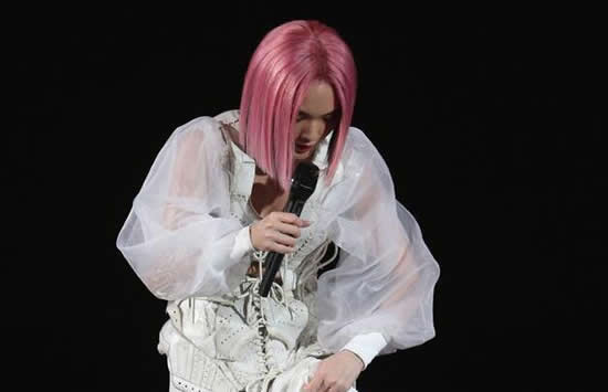 杨丞琳演唱会踩空摔倒 现场画面曝光简直惊心动魄 杨丞琳演唱会踩空摔倒 现场画面曝光简直惊心动魄