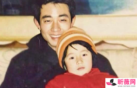 周雨彤家里很有钱吗 周雨彤是单亲家庭爸爸的颜值爆表