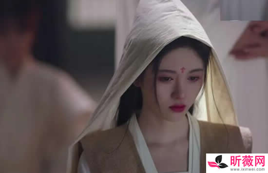 鞠婧祎演被绑架像咬化妆棉什么情况 丧礼上涂红嘴唇被指太出戏 鞠婧祎演被绑架像咬化妆棉什么情况 丧礼上涂红嘴唇被指太出戏