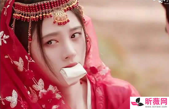 鞠婧祎演被绑架像咬化妆棉什么情况 丧礼上涂红嘴唇被指太出戏 鞠婧祎演被绑架像咬化妆棉什么情况 丧礼上涂红嘴唇被指太出戏