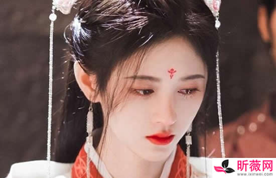 鞠婧祎演被绑架像咬化妆棉什么情况 丧礼上涂红嘴唇被指太出戏 鞠婧祎演被绑架像咬化妆棉什么情况 丧礼上涂红嘴唇被指太出戏