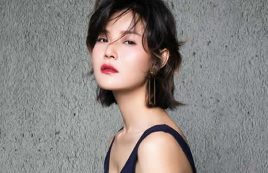 又在梦里和你相遇是什么歌 《你的过去我不介意》演唱者及歌词介绍