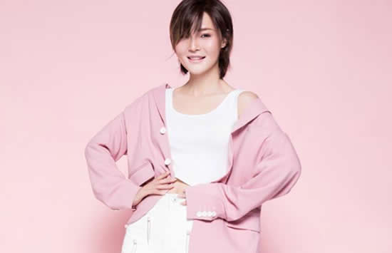 又在梦里和你相遇是什么歌 《你的过去我不介意》演唱者及歌词介绍