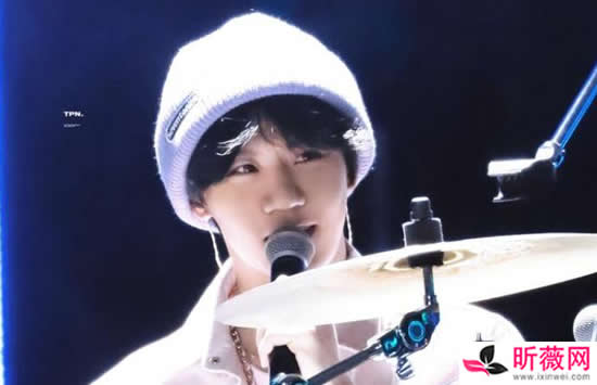 胡宇桐为什么人气那么高 胡宇桐在节目中被担架抬走怎么回事