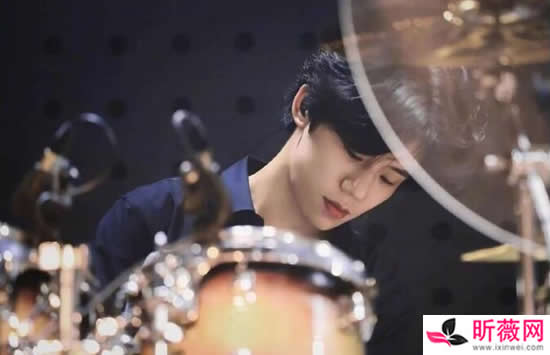 胡宇桐为什么人气那么高 胡宇桐在节目中被担架抬走怎么回事