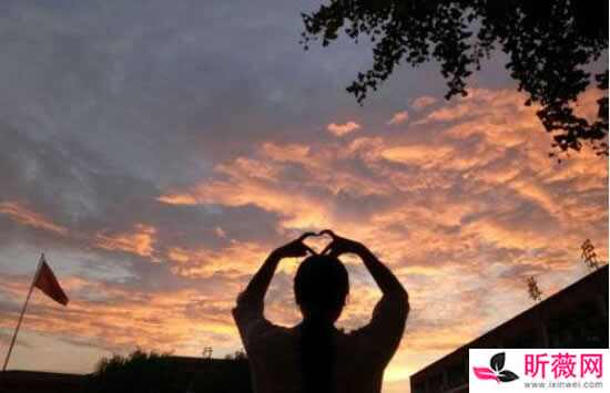 希望你也曾遗憾过最后却仍觉得值得是什么歌 歌曲《遗憾也值得》演唱者及歌词介绍