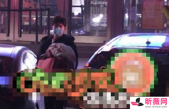 邢昭林恋情曝光 与北电女学生上演浴袍诱惑 邢昭林恋情曝光 与北电女学生上演浴袍诱惑