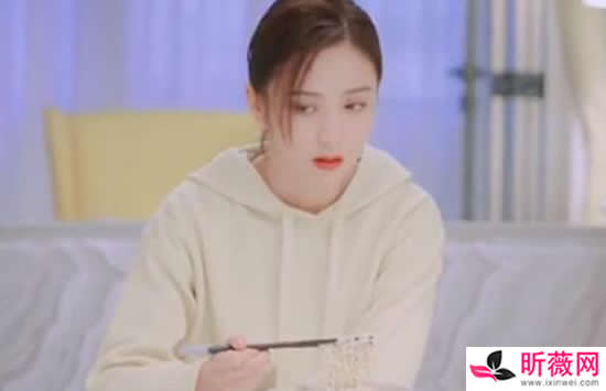 爱的厘米佟丽娅穿搭太好看了 不同风格的穿搭都一样迷人