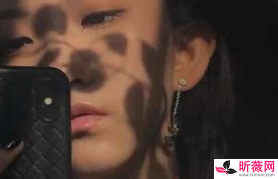 春的颜色不走进秋季有些爱情就经不起是什么歌 歌曲《错季》演唱者及歌词介绍