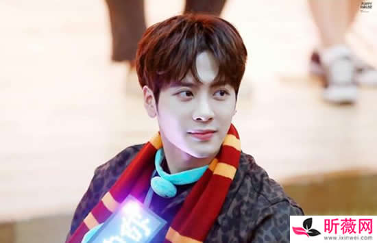 王嘉尔女朋友是谁 王嘉尔追过杨紫吗 王嘉尔女朋友是谁 王嘉尔追过杨紫吗