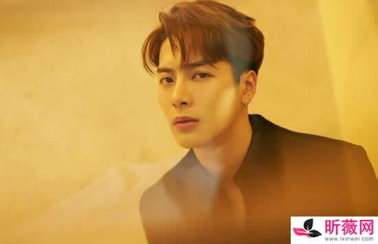 王嘉尔女朋友是谁 王嘉尔追过杨紫吗 王嘉尔女朋友是谁 王嘉尔追过杨紫吗