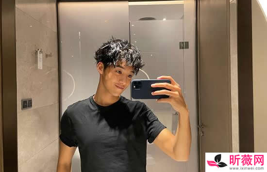 伍嘉成个人资料简介及最新图片介绍