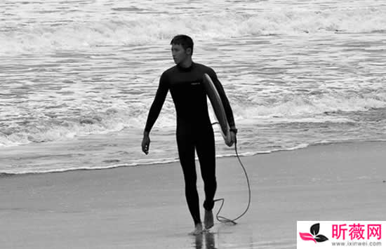 伍嘉成为什么那么黑 伍嘉成黑白前后对比照曝光