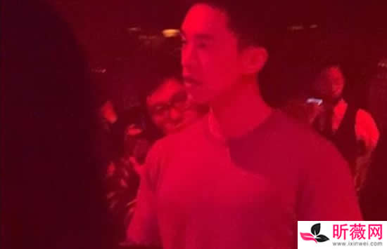 盛况夜店咖照片曝光 与美女相拥热吻金莎约会对象又翻车了吗 盛况夜店咖照片曝光 与美女相拥热吻金莎约会对象又翻车了吗