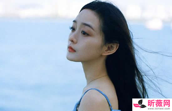 何泓姗家里好有钱是真的吗 被称作隐形富豪何泓姗真实家境及资料介绍