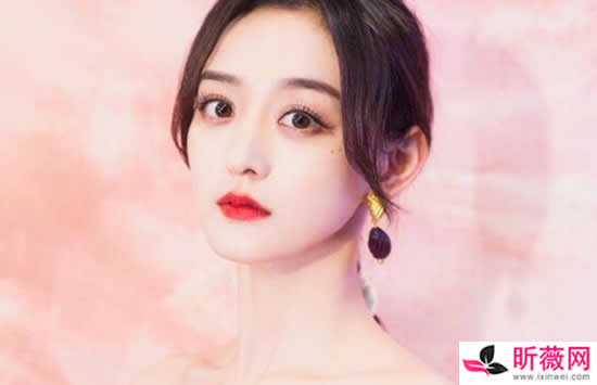 何泓姗家里好有钱是真的吗 被称作隐形富豪何泓姗真实家境及资料介绍