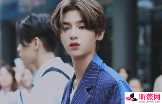 侯明昊和黄明昊是一个人吗 侯明昊和黄明昊什么关系怎么认识的