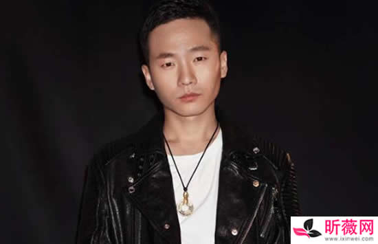 抖音在人潮里拥抱管他世俗纷扰什么歌 歌曲《人潮里拥抱》演唱者及歌词 抖音在人潮里拥抱管他世俗纷扰什么歌 歌曲《人潮里拥抱》演唱者及歌词