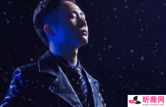 抖音在人潮里拥抱管他世俗纷扰什么歌 歌曲《人潮里拥抱》演唱者及歌词 抖音在人潮里拥抱管他世俗纷扰什么歌 歌曲《人潮里拥抱》演唱者及歌词