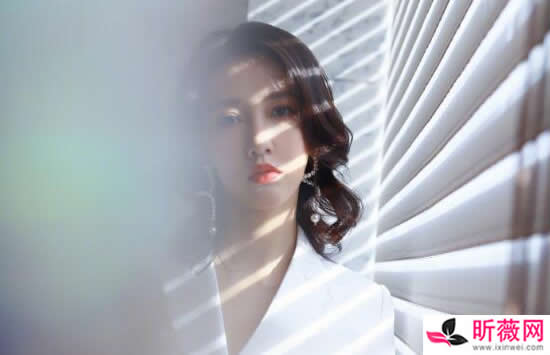 弦子是二婚吗前夫是谁 弦子的现任老公是谁呢 弦子是二婚吗前夫是谁 弦子的现任老公是谁呢