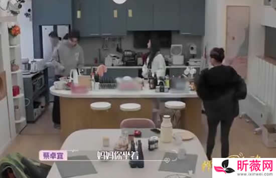 蔡卓宜为什么叫倪萍妈妈 蔡卓宜和倪萍是什么关系呢