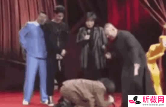 李艺彤为什么跪郭德纲 李艺彤的烟花事件是怎么回事呢