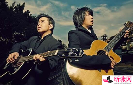 我多想回到家乡再回到她的身旁是什么歌 歌曲《在他乡》演唱者及歌词介绍 我多想回到家乡再回到她的身旁是什么歌 歌曲《在他乡》演唱者及歌词介绍