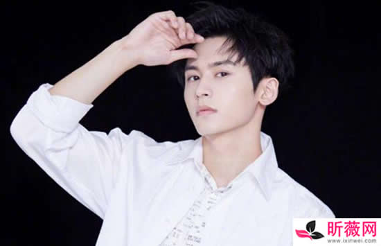 张哲瀚家里是做什么的 家境富裕的他曾为了学艺离家出走