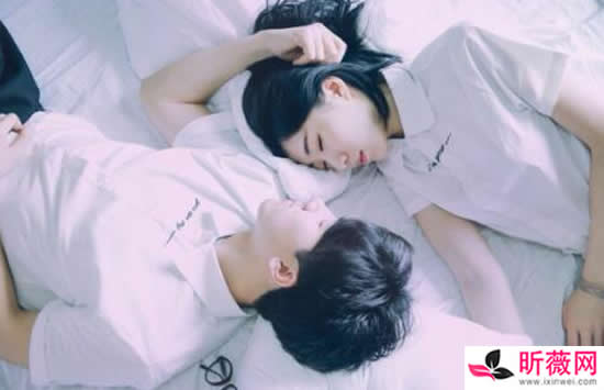 抖音也许今天不值得不值得是什么歌 歌曲《一个傻子》演唱者及歌词完整版