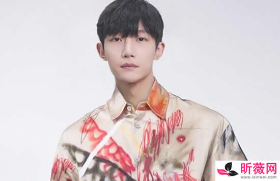 抖音你呼吸蓝丝绒包裹身体和海洋的哼鸣是什么歌 歌曲《溯》演唱者及歌词介绍