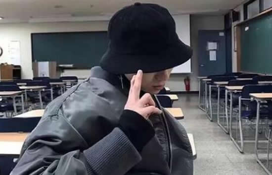 我走路带风可以这么形容什么歌 歌曲《个人简介》演唱者及歌词介绍 我走路带风可以这么形容什么歌 歌曲《个人简介》演唱者及歌词介绍