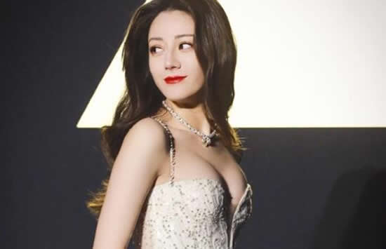 迪丽热巴的胸多大 迪丽热巴最新性感写真曝光 迪丽热巴的胸多大 迪丽热巴最新性感写真曝光