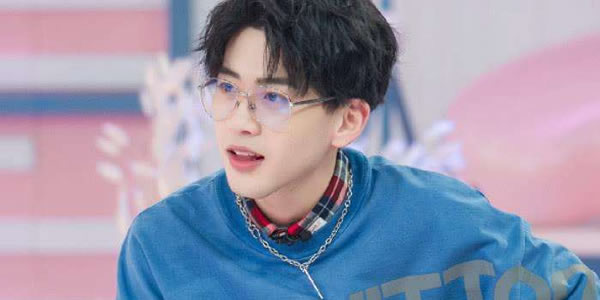 费启鸣是怎么出道的 费启鸣是怎么出道的