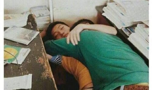 困了可以睡觉吗 这两种回答你赞同哪一个？