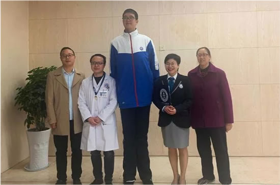 比姚明就差5公分!四川14岁男孩高221厘米 比姚明就差5公分!四川14岁男孩高221厘米