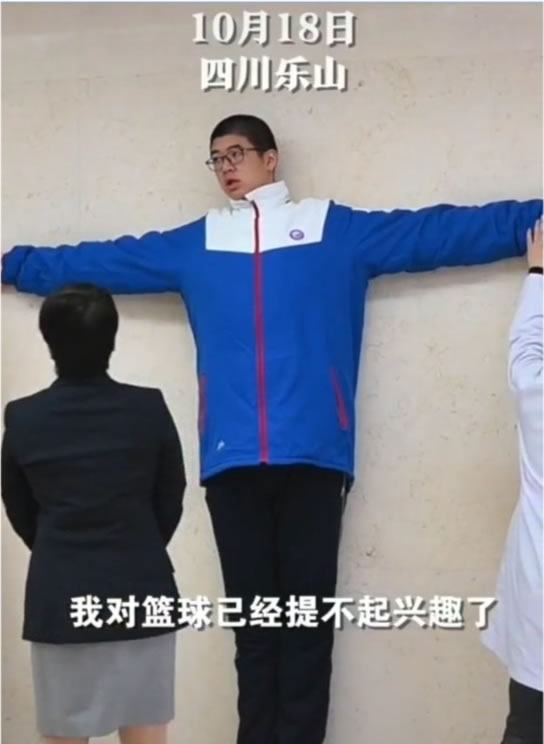 比姚明就差5公分!四川14岁男孩高221厘米 比姚明就差5公分!四川14岁男孩高221厘米