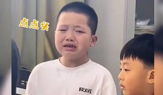 男孩上一秒偷笑下一秒哭出声：表情收放自如诠释孩子心态