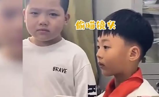 男孩上一秒偷笑下一秒哭出声：表情收放自如诠释孩子心态