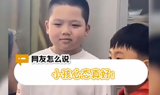 男孩上一秒偷笑下一秒哭出声：表情收放自如诠释孩子心态