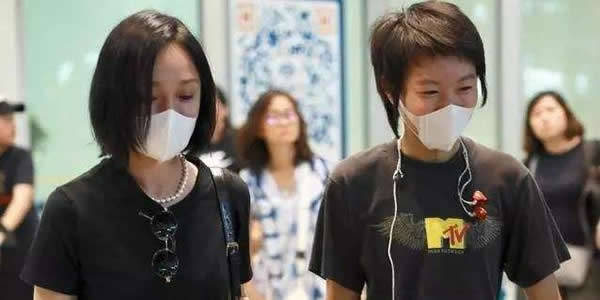 周迅窦靖童两人是恋人吗