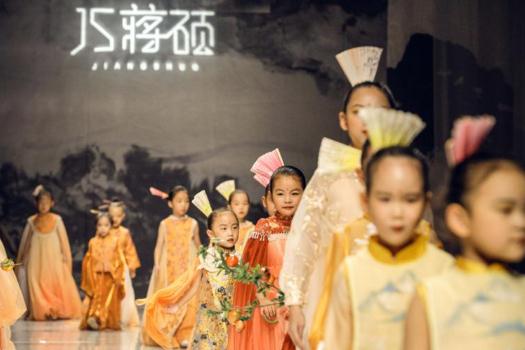 扛起国风服饰大旗，蒋硕“江南?忆”发布会闪耀中国国际时装周