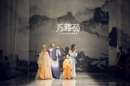 扛起国风服饰大旗，蒋硕“江南?忆”发布会闪耀中国国际时装周