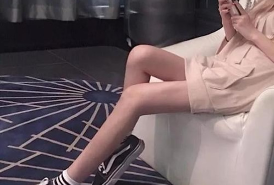 女人两腿间缝隙暗示什么？女人下半身高清图片