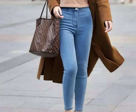 女人两腿间缝隙暗示什么？女人下半身高清图片