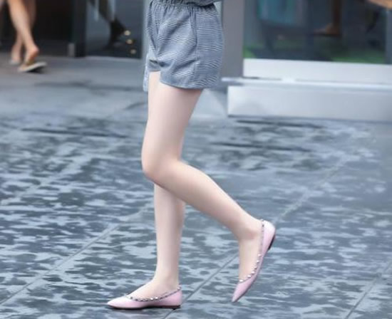 女人两腿间缝隙暗示什么？女人下半身高清图片