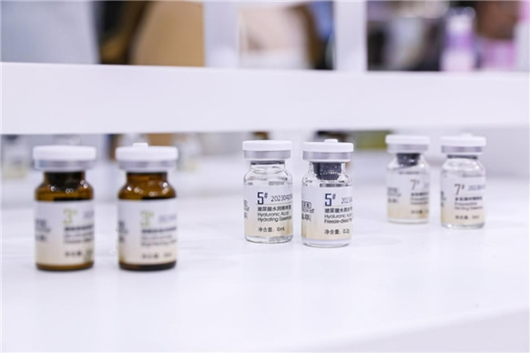 典萃55瓶，让肌肤畅饮水分，告别干燥困扰