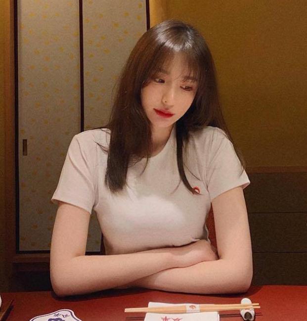 luna短上衣让纤腰外露，越看越迷人