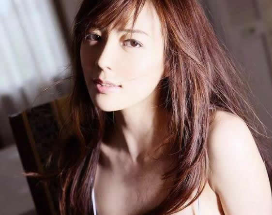 胸大女明星：图片胸最大的女星合集图