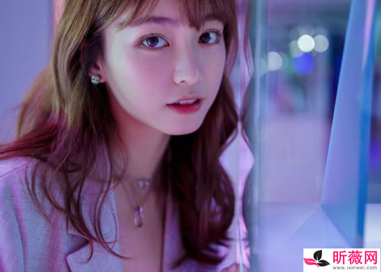 网红七七微博名称：duebass七七私房照及男友是谁