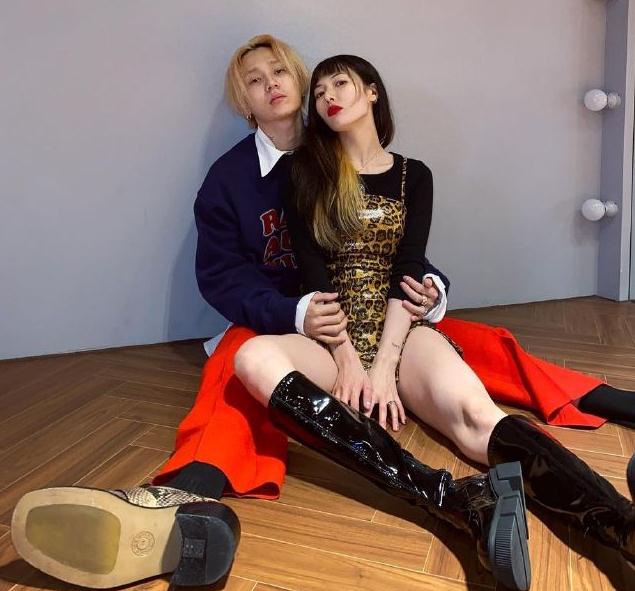 泫雅吊带裙穿搭，与男友恩爱合照曝光